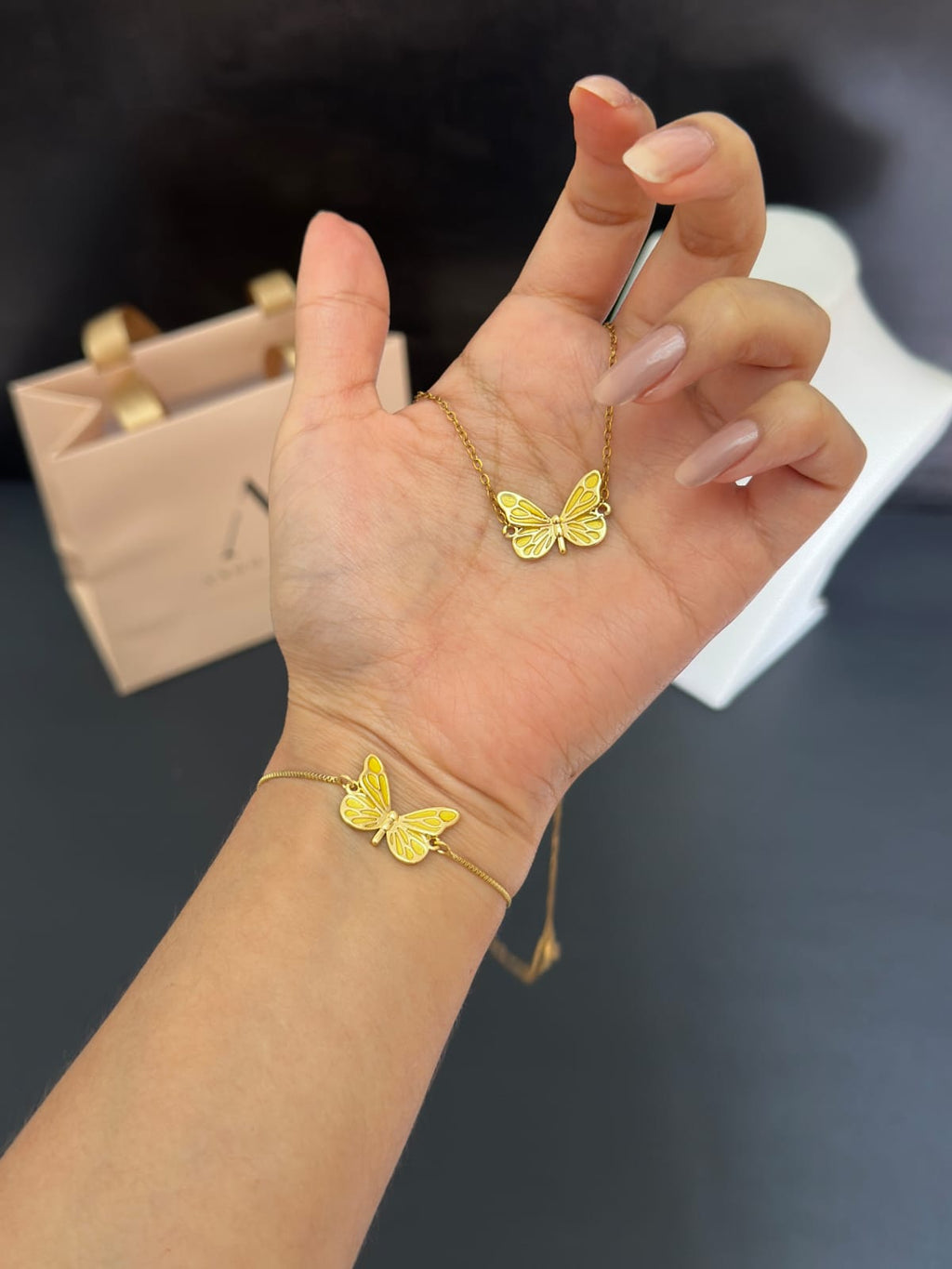MARIPOSA LUMINOSA AMARILLA: COLLAR + PULSERA