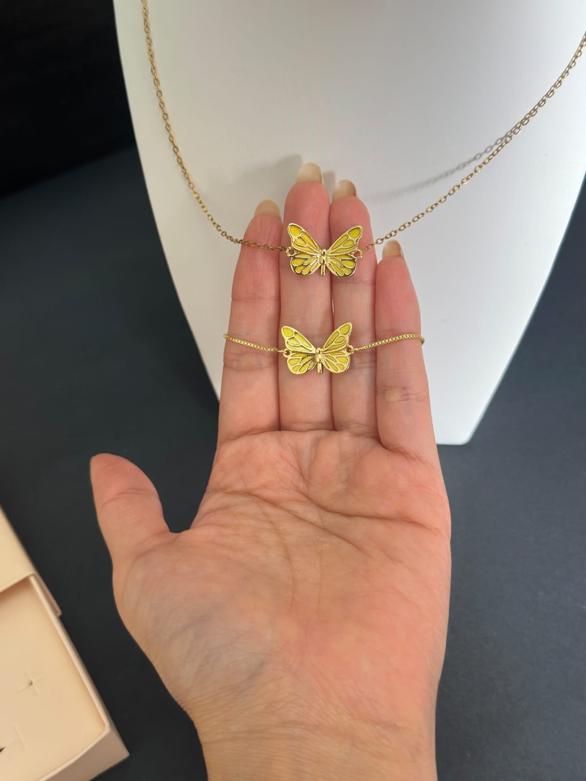 MARIPOSA LUMINOSA AMARILLA: COLLAR + PULSERA